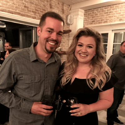 This was a fun night hanging at Kelly Clarkson's house. She played her new album for us that night!