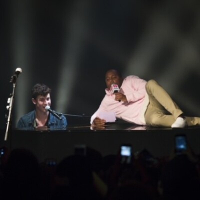 Why stand next to Shawn Mendes to ask questions when I could get comfy chillin’ on the piano?